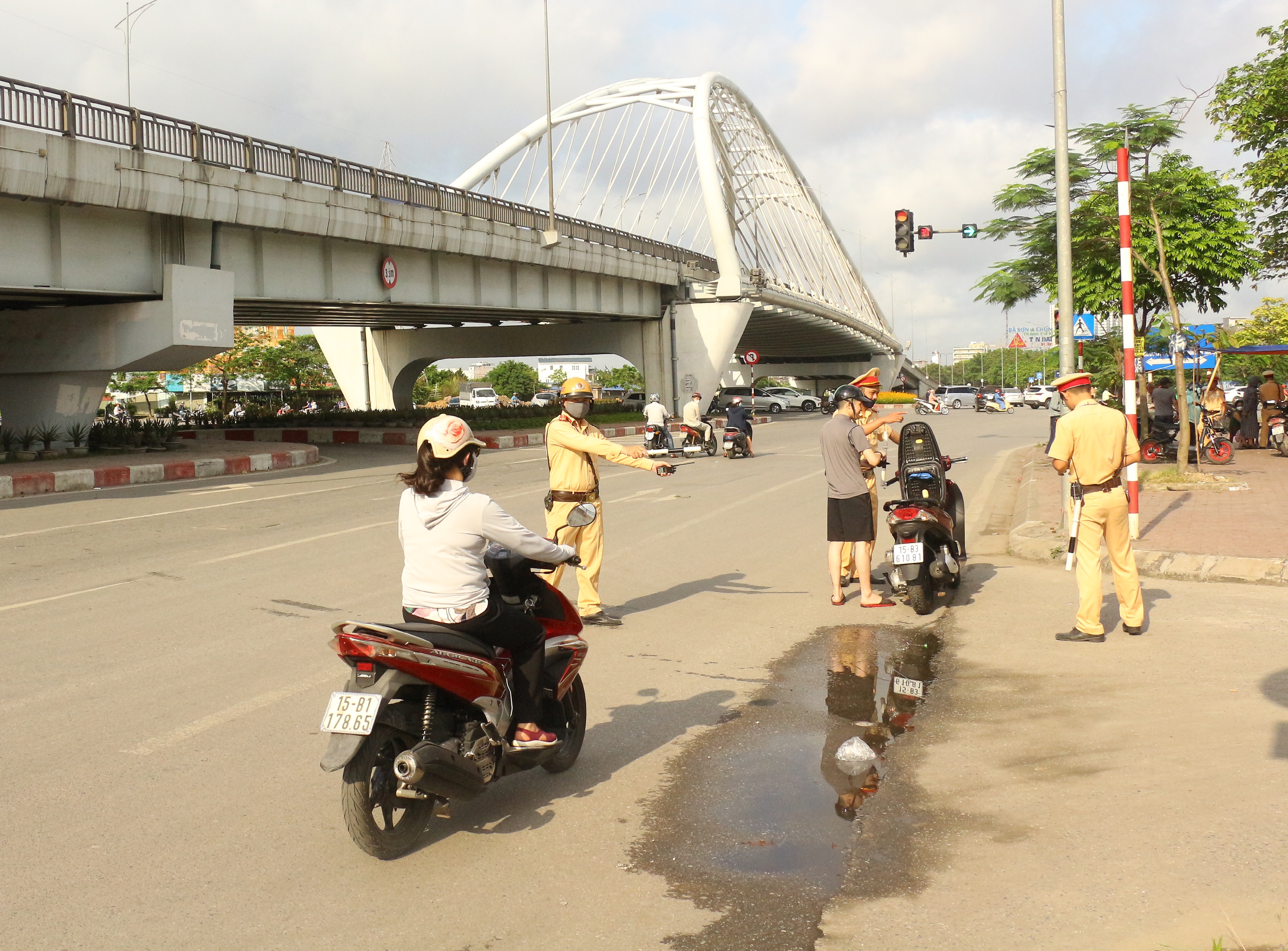 Kiểm soát 15.409 lượt phương tiện, xử lý 4.057 trường hợp vi phạm sau ba tuần thực hiện lệnh tổng kiểm soát phương tiện 